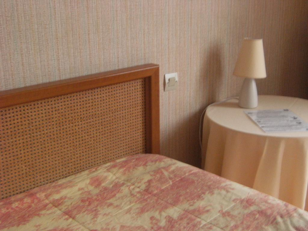 Hotel Le Soleil D'Or Vimoutiers Habitación foto